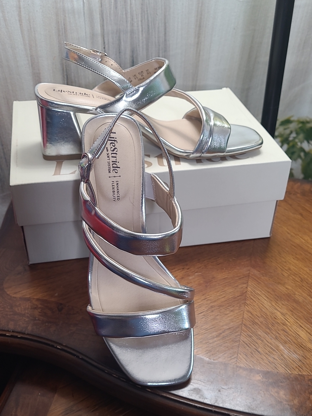 New in box! Life Stride Celia Metallic Silver Strappy Block Heel Sandal Womens 9